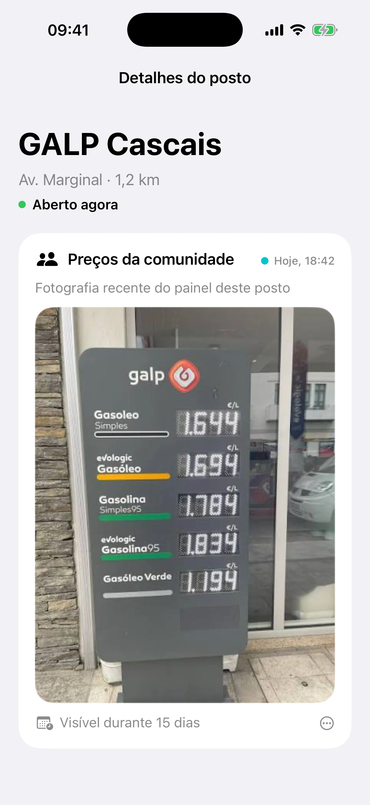 Detalhes de um posto com uma fotografia recente do painel de preços